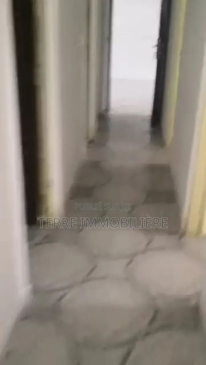 3chbre Villa dans La Terre Immobilière, Cocody à Vendre