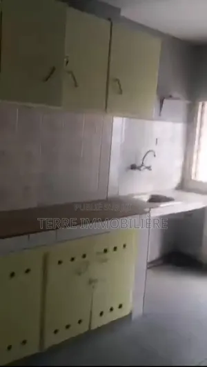 3chbre Villa dans La Terre Immobilière, Cocody à Vendre
