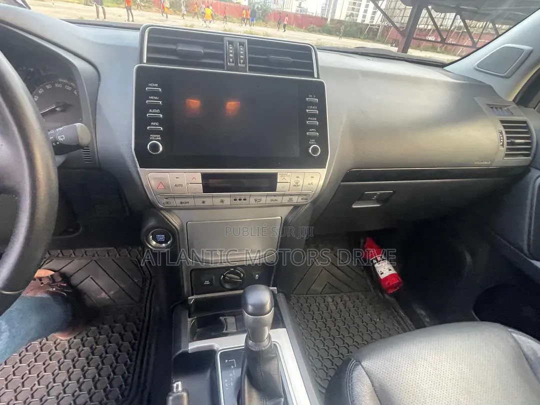 Toyota Land Cruiser Prado 2023 Gris