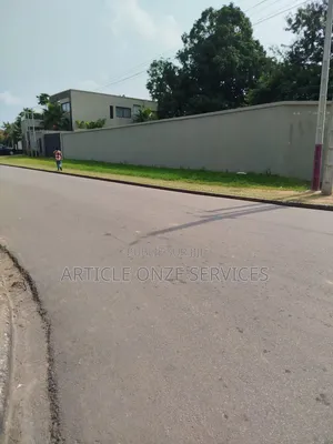 Très Belle Opportunité: Cocody Riviera Golf Terrain 1362 M2 À Vendre.