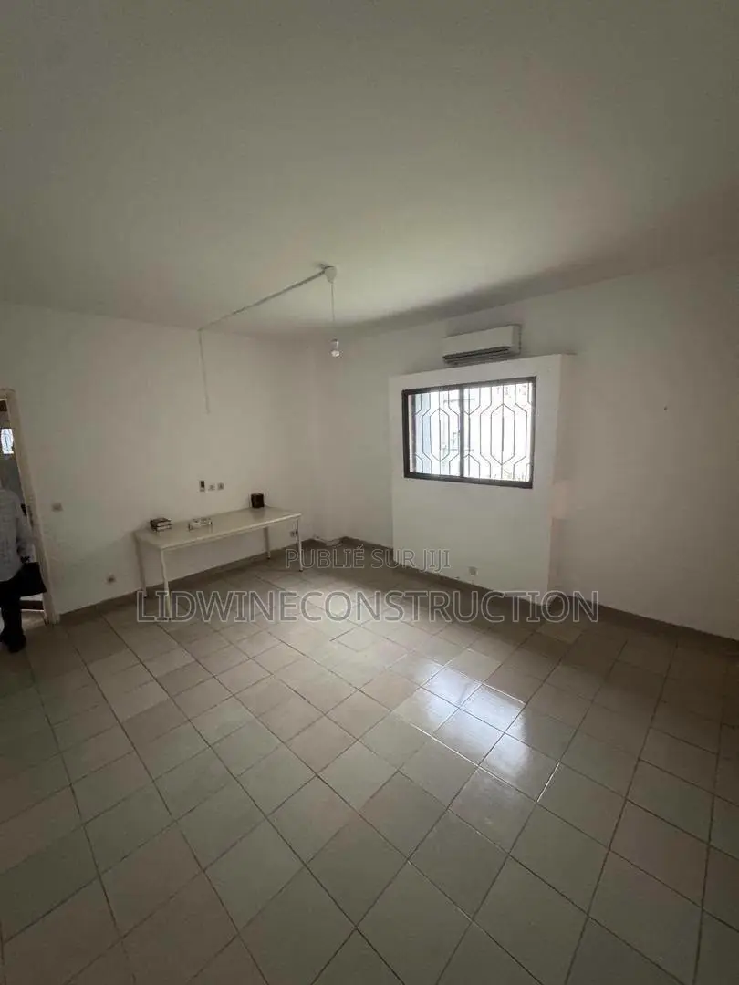 6chbre Appartement dans Cocody à Vendre