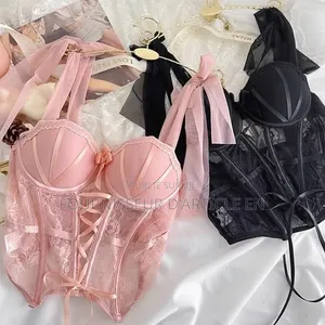 Ensemble De Lingerie Tendance À Décolleté Baleiné.