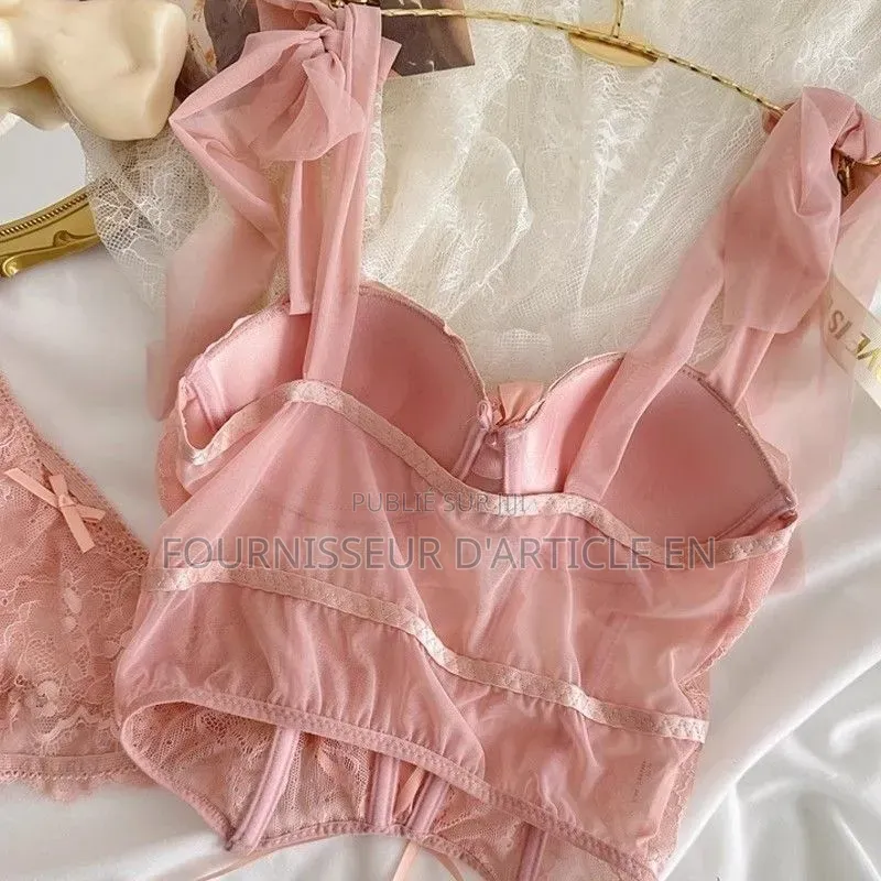 Ensemble De Lingerie Tendance À Décolleté Baleiné.