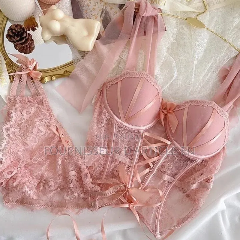 Ensemble De Lingerie Tendance À Décolleté Baleiné.
