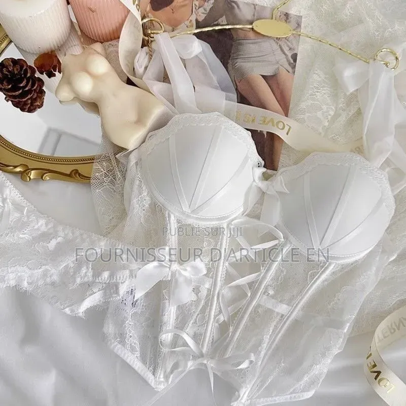 Ensemble De Lingerie Tendance À Décolleté Baleiné.