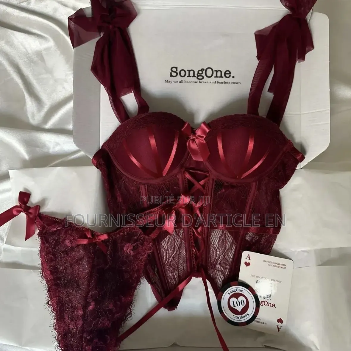 Ensemble De Lingerie Tendance À Décolleté Baleiné.