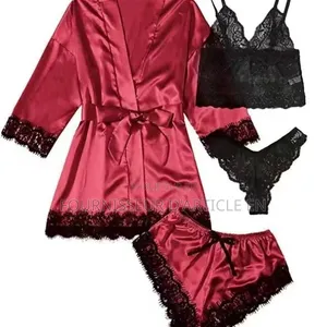 Ensemble Quatre Pièces Pour Femme.