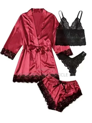 Ensemble Quatre Pièces Pour Femme.