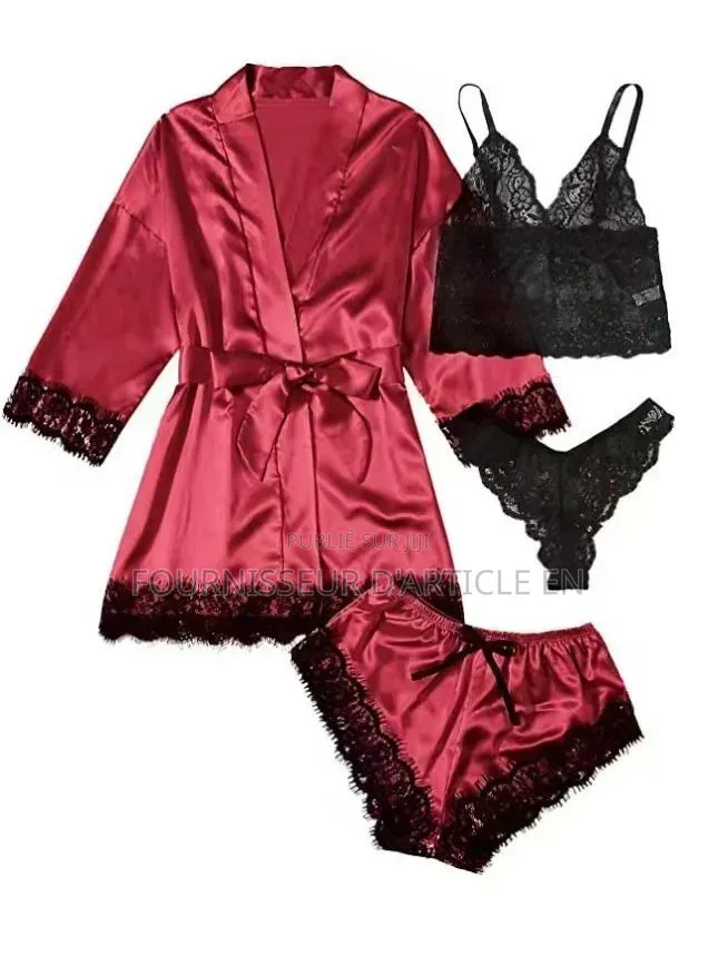 Ensemble Quatre Pièces Pour Femme.