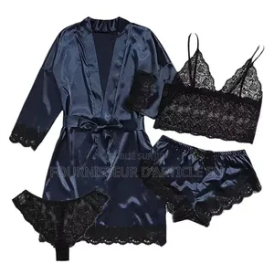 Ensemble Quatre Pièces Pour Femme.