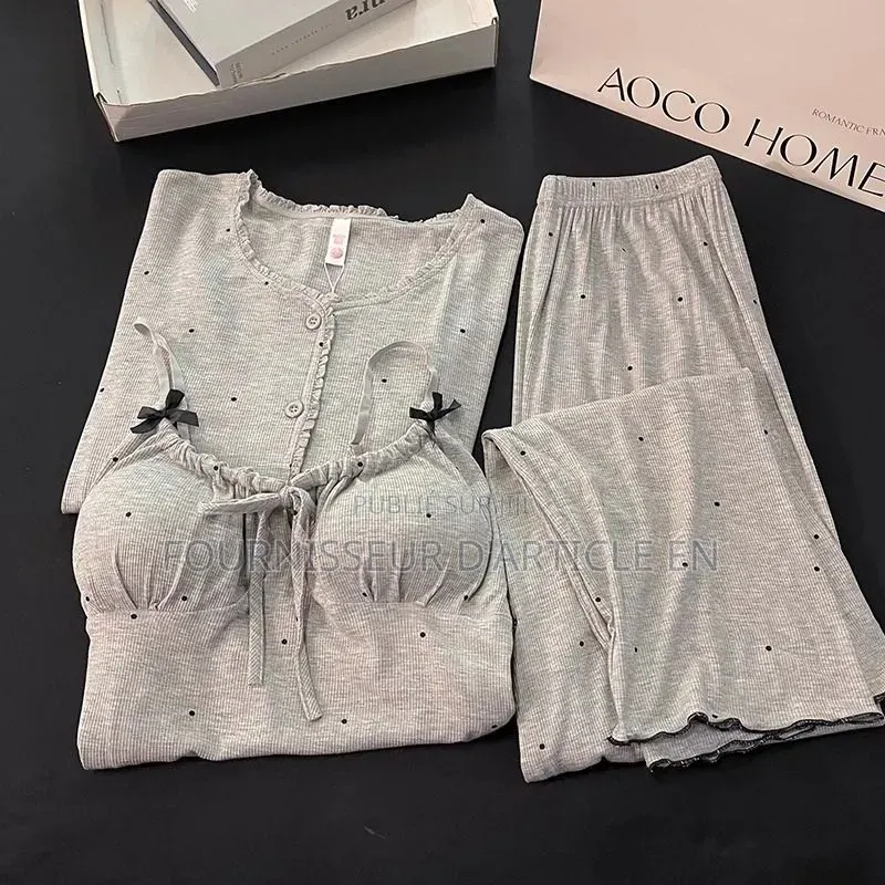 Ensemble Pyjama Trois Pièces Pour Femme.