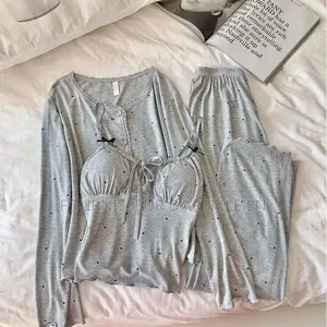 Ensemble Pyjama Trois Pièces Pour Femme.