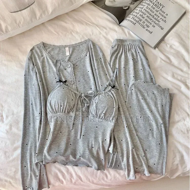 Ensemble Pyjama Trois Pièces Pour Femme.