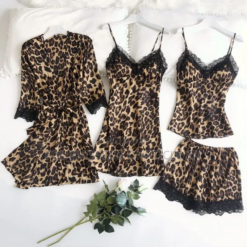 Ensemble Quatre Pièces Robe De Chambre