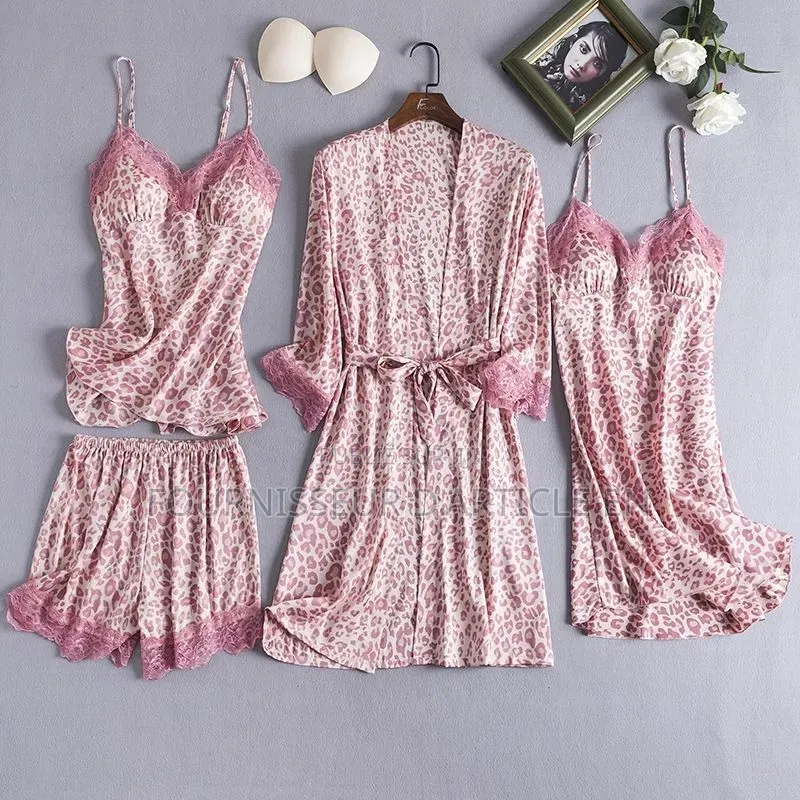 Ensemble Quatre Pièces Robe De Chambre