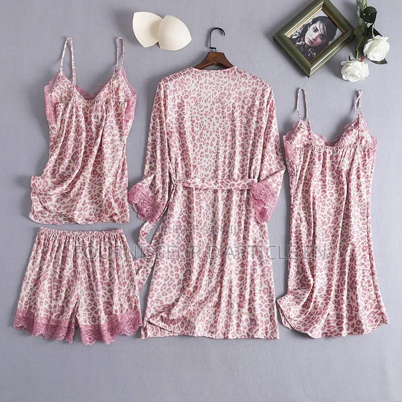 Ensemble Quatre Pièces Robe De Chambre