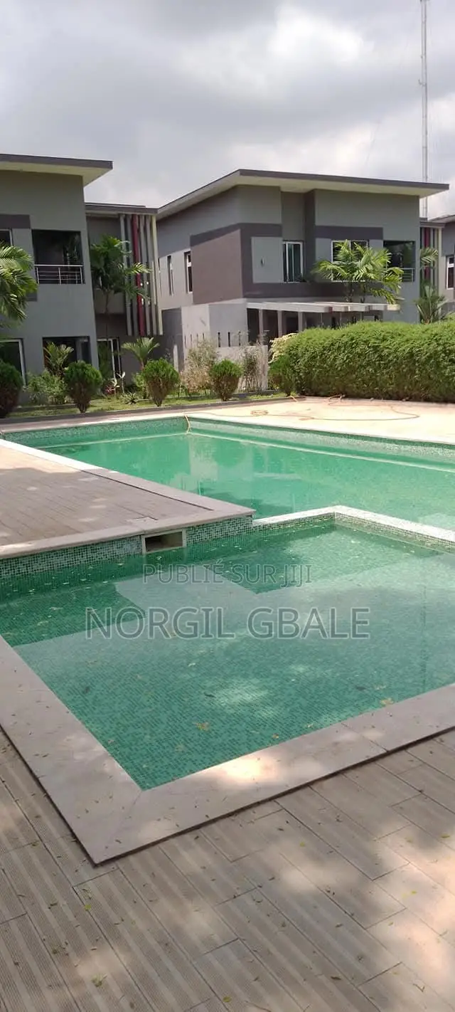 4chbre Villa dans Avec Norco, Deux Plateaux à Louer