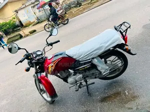 Nouveau TVS HLX 125 2024 Rouge