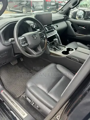Nouveau Toyota Land Cruiser LC300 2025 Noir