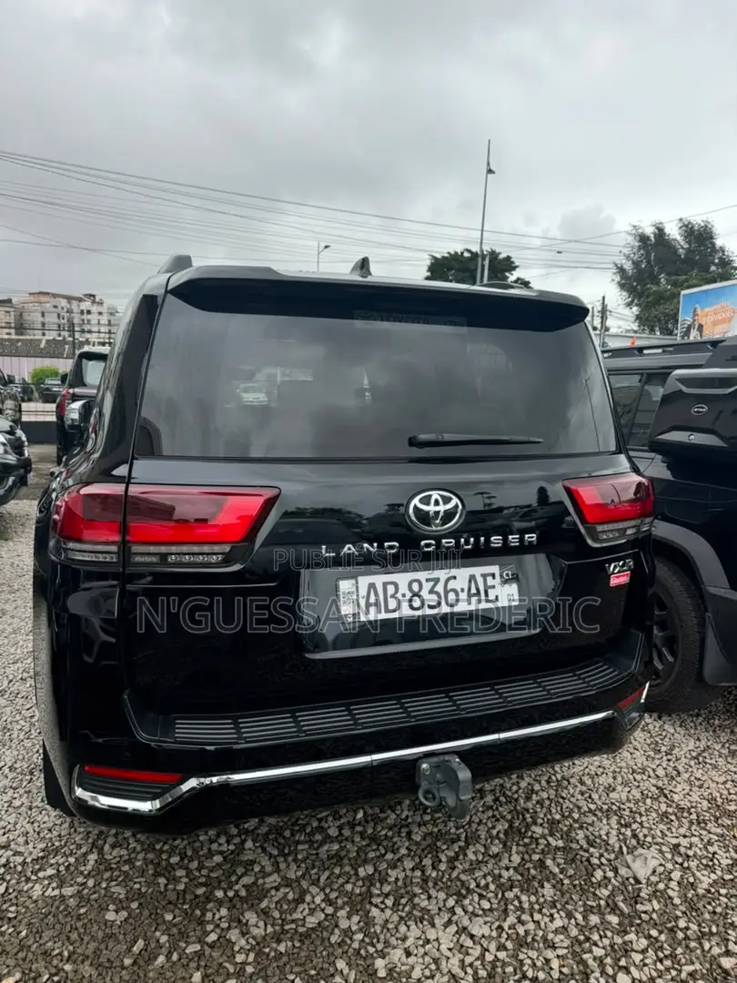 Nouveau Toyota Land Cruiser LC300 2025 Noir