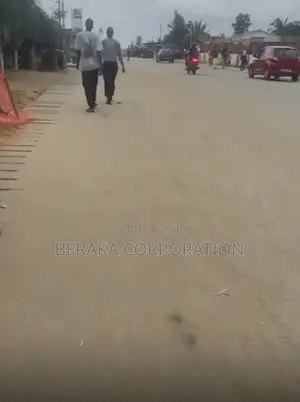 Bail À Abatta Village – Emplacement Stratégique en Bordure De Voie P