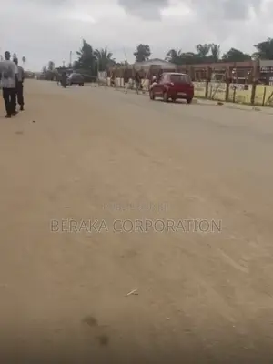 Bail À Abatta Village – Emplacement Stratégique en Bordure De Voie P
