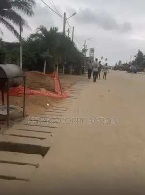 Bail À Abatta Village – Emplacement Stratégique en Bordure De Voie P