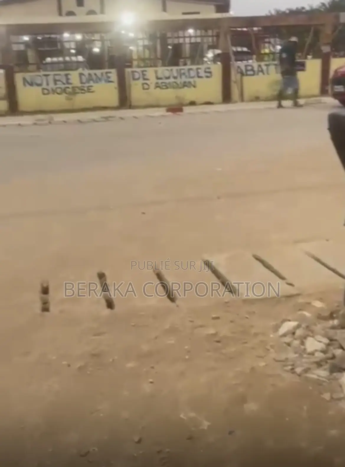 Bail À Abatta Village – Emplacement Stratégique en Bordure De Voie P