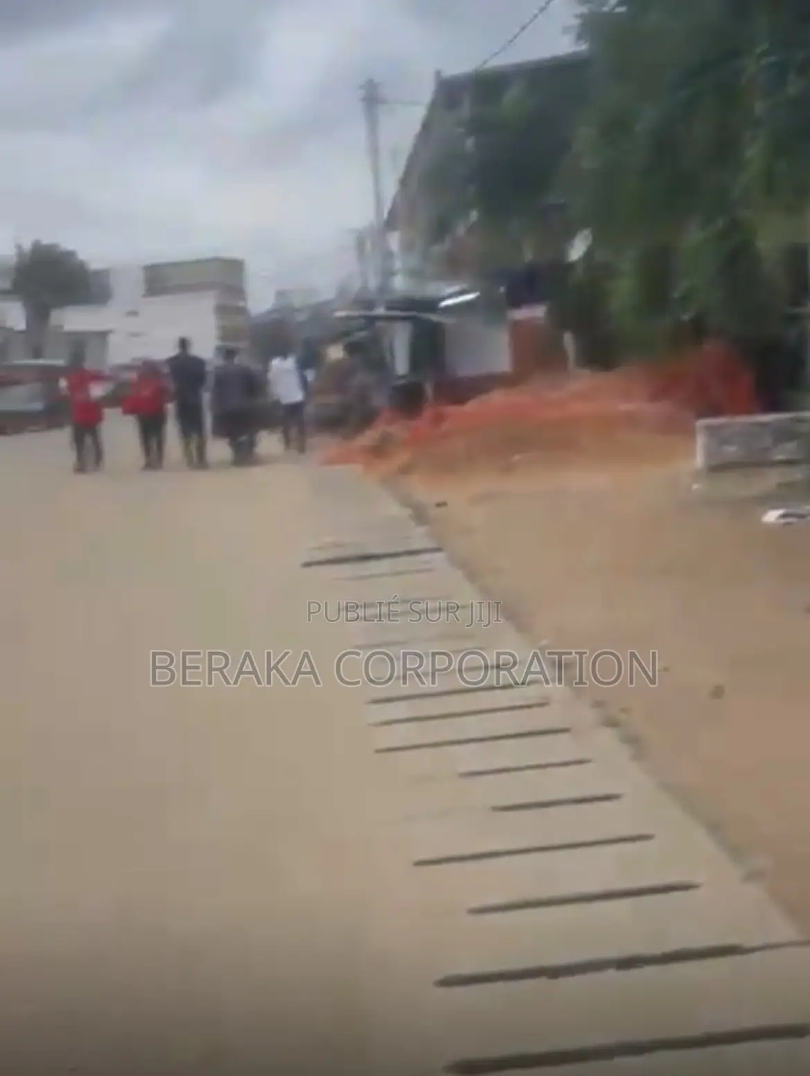 Bail À Abatta Village – Emplacement Stratégique en Bordure De Voie P