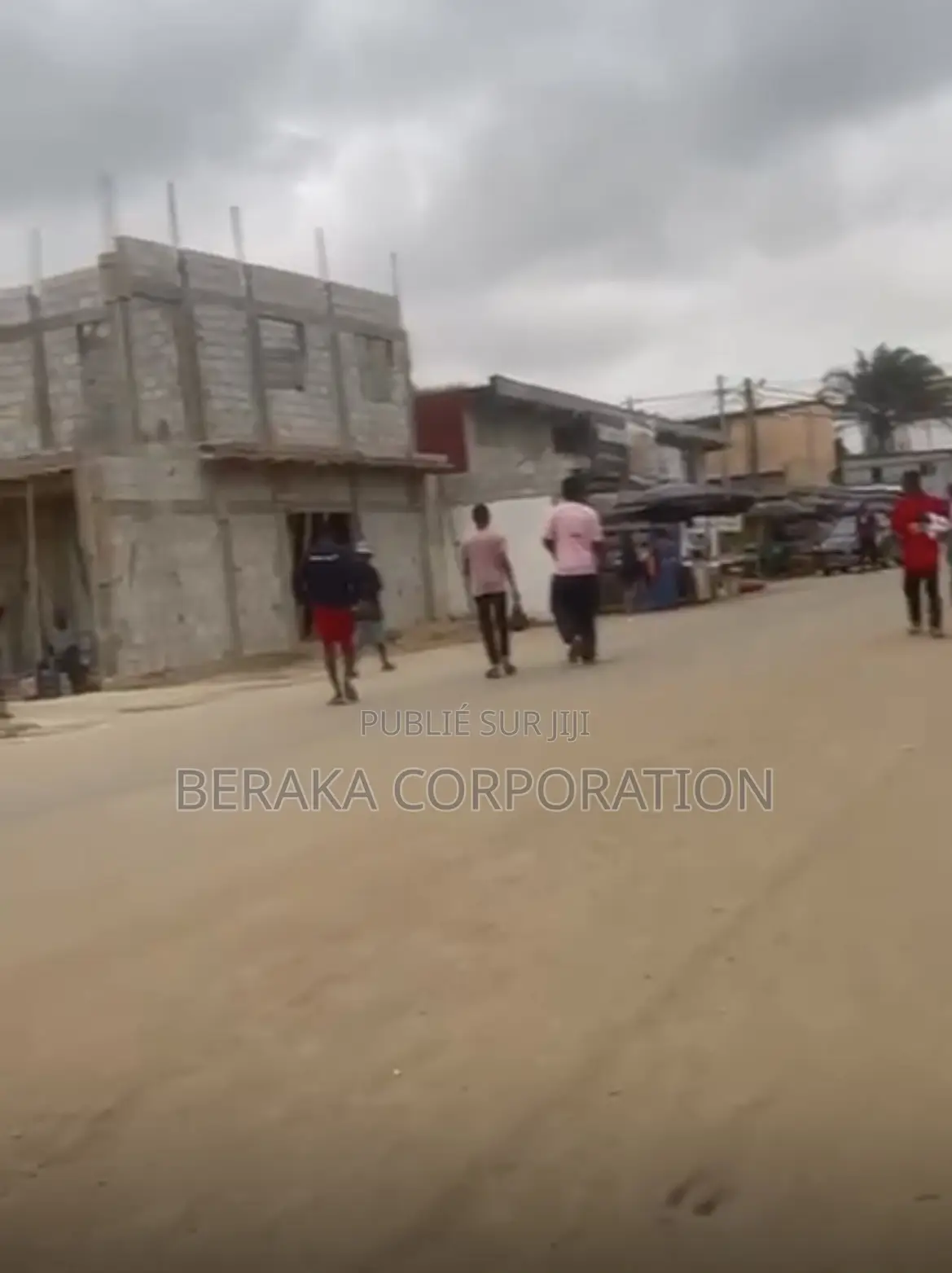 Bail À Abatta Village – Emplacement Stratégique en Bordure De Voie P
