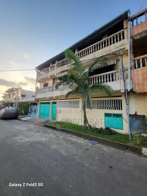 7chbre Duplex dans Beraka Corporation, Cocody à Vendre