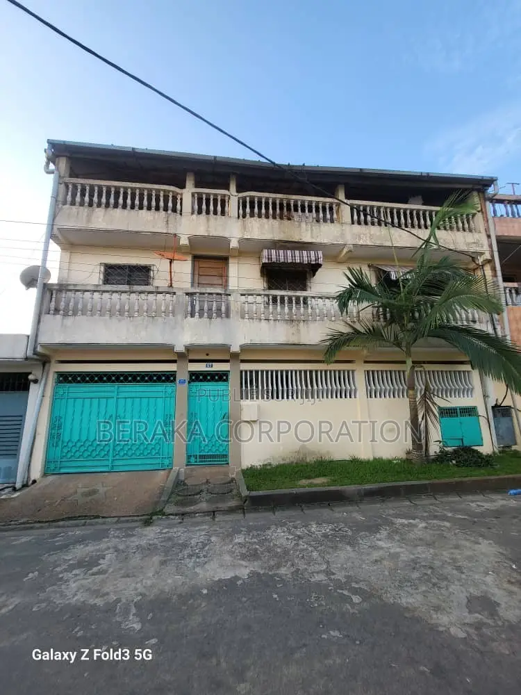 7chbre Duplex dans Beraka Corporation, Cocody à Vendre