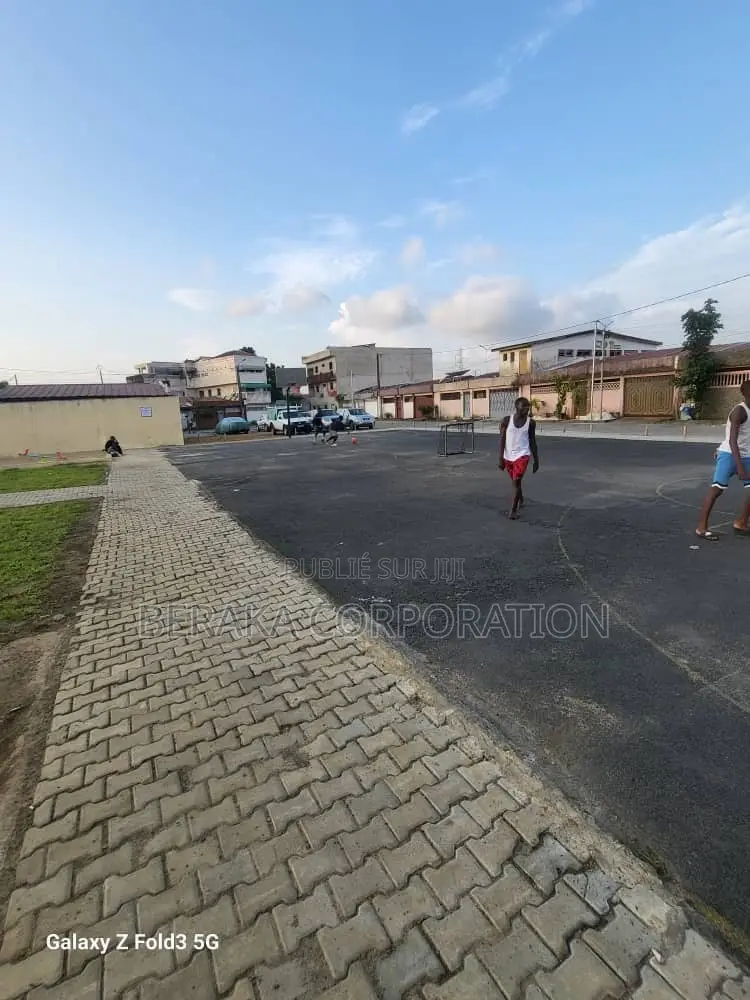 7chbre Duplex dans Beraka Corporation, Cocody à Vendre