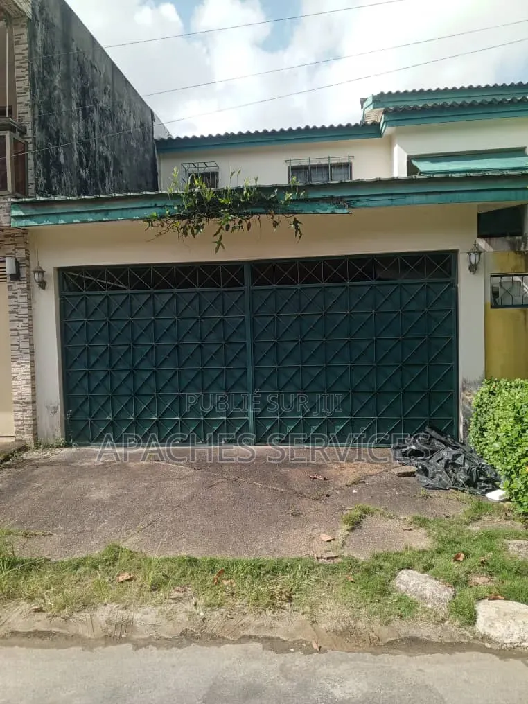 5chbre Villa dans Wognin Jacques, Cocody à Vendre