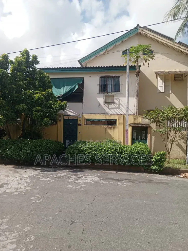 5chbre Villa dans Wognin Jacques, Cocody à Vendre