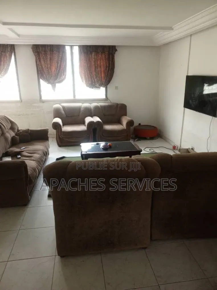 5chbre Villa dans Wognin Jacques, Cocody à Vendre