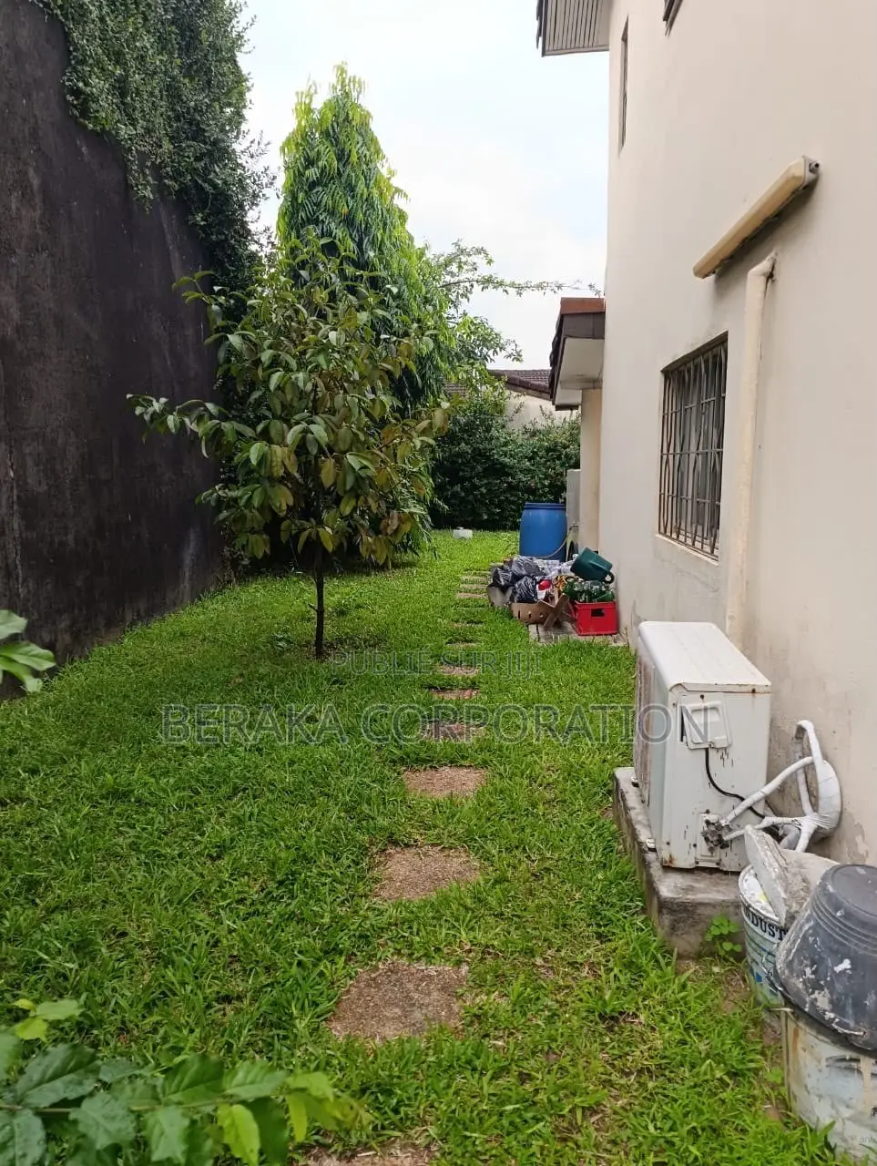 5chbre Villa dans Beraka Corporation, Cocody à Vendre