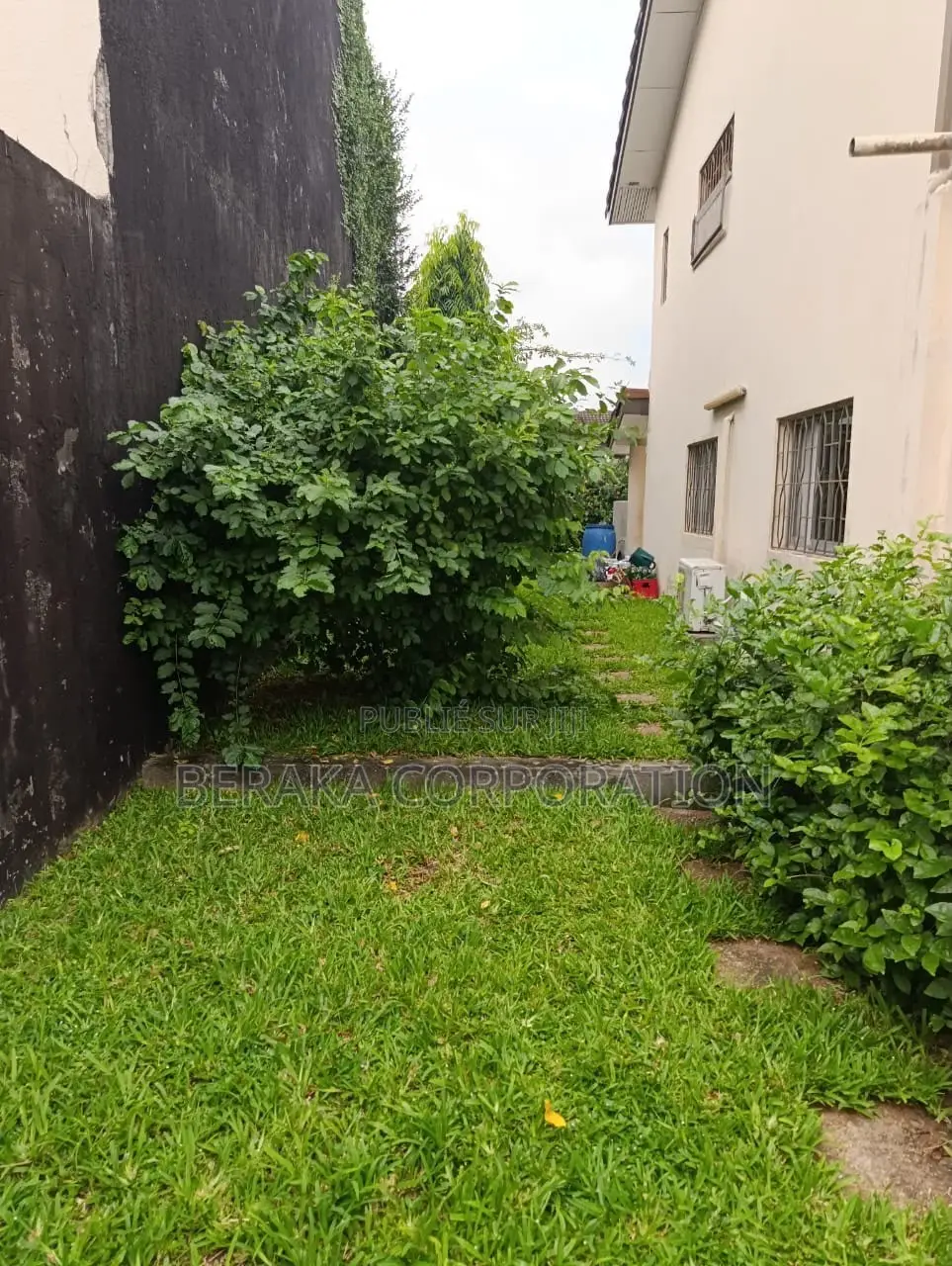 5chbre Villa dans Beraka Corporation, Cocody à Vendre