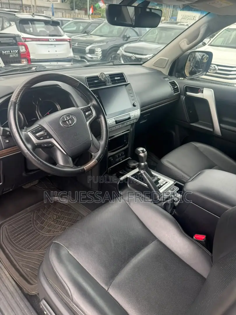 Toyota Land Cruiser Prado 2022 Noir