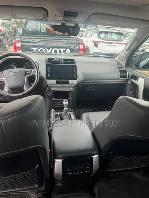 Toyota Land Cruiser Prado 2022 Noir