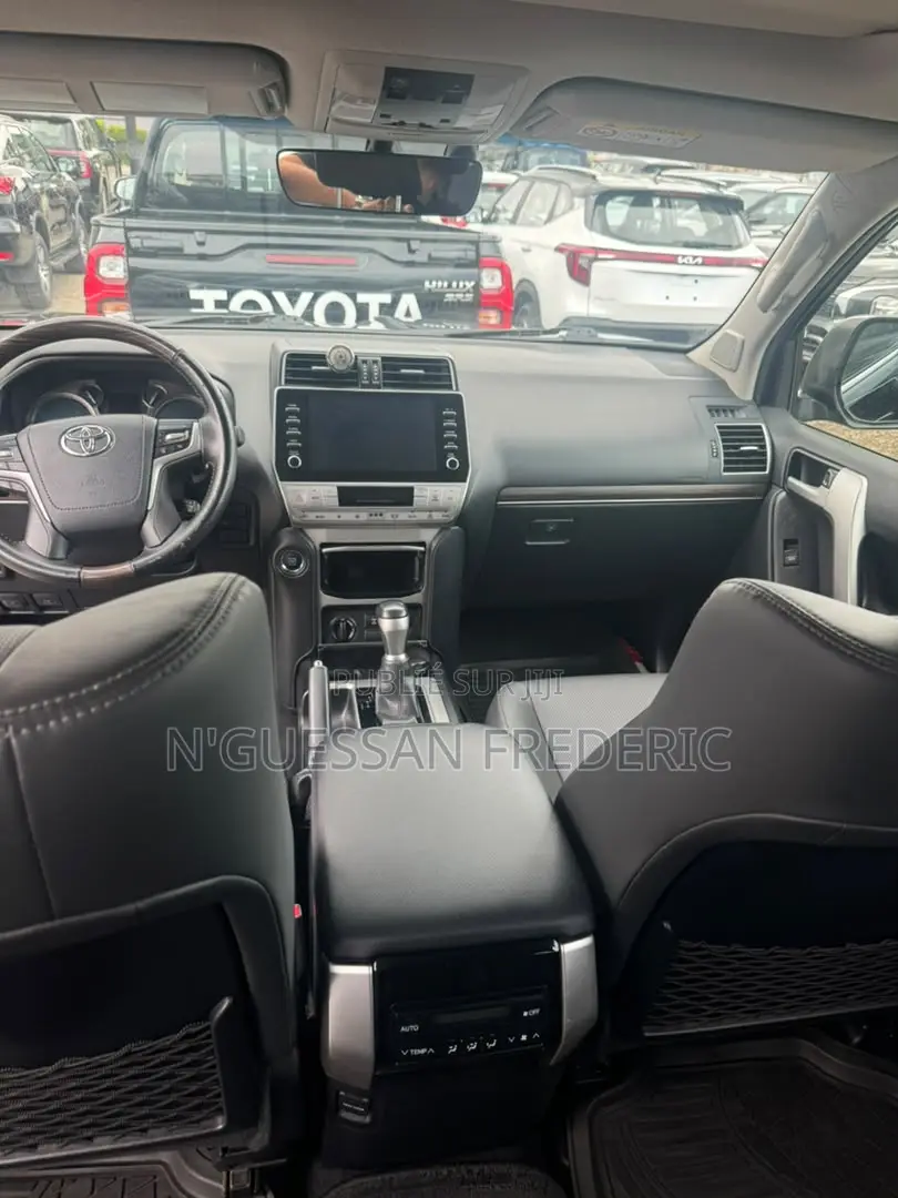 Toyota Land Cruiser Prado 2022 Noir