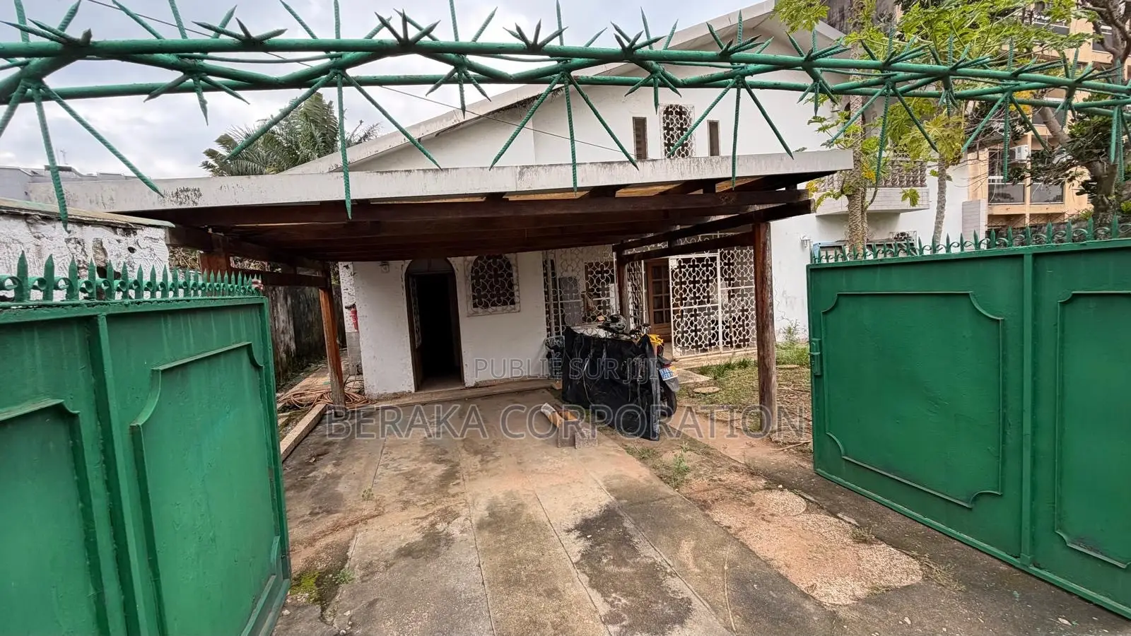 5chbre Duplex dans Beraka Corporation, Cocody à Vendre