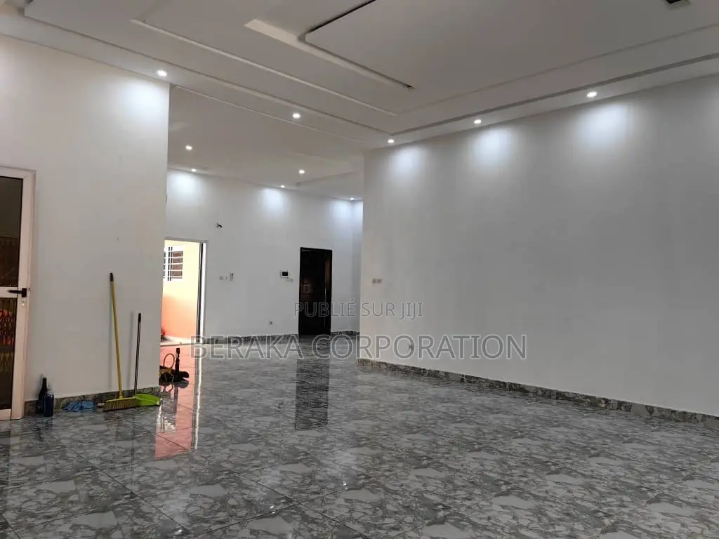 6chbre Villa dans Beraka Corporation, Cocody à Vendre