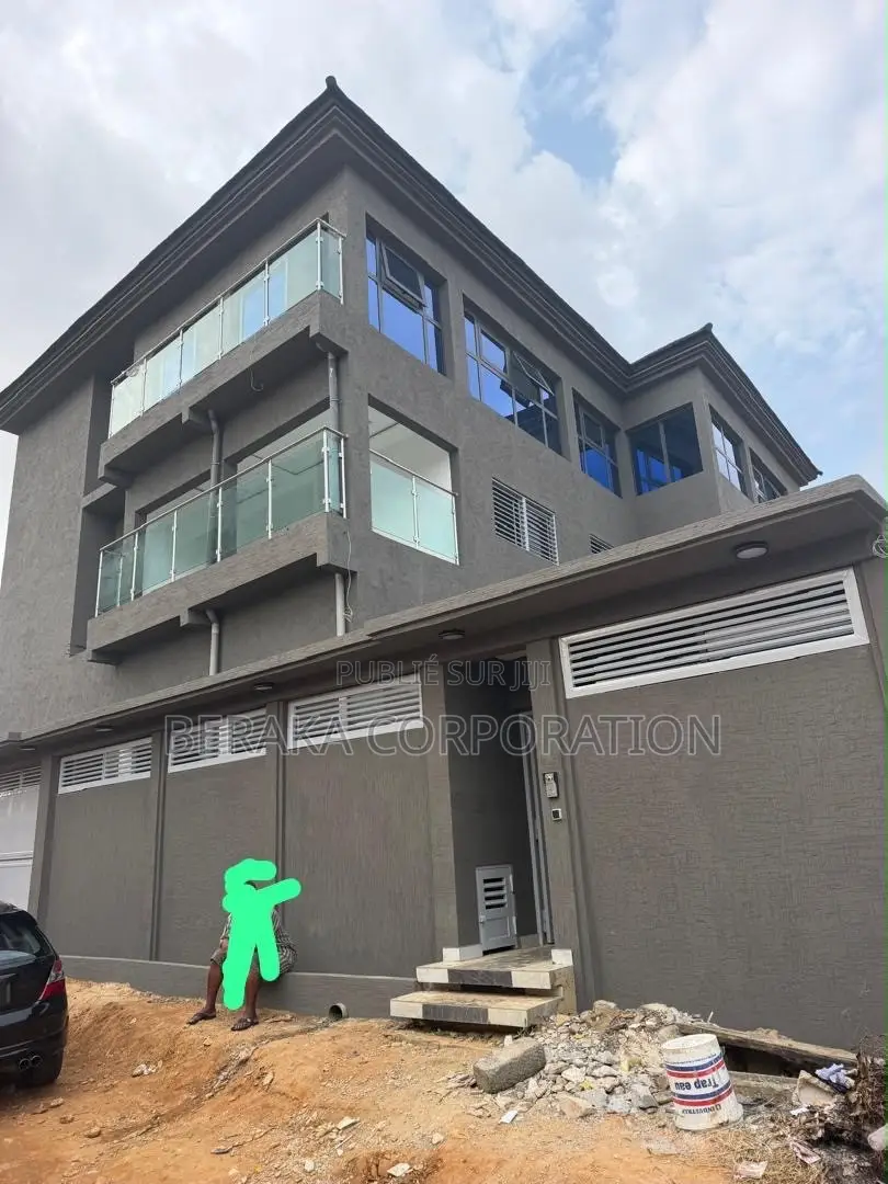 12chbre Duplex dans Beraka Corporation, Cocody à Louer