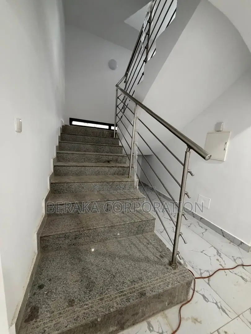 12chbre Duplex dans Beraka Corporation, Cocody à Louer