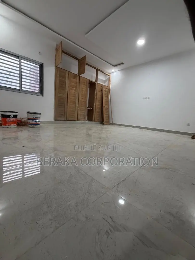 12chbre Duplex dans Beraka Corporation, Cocody à Louer