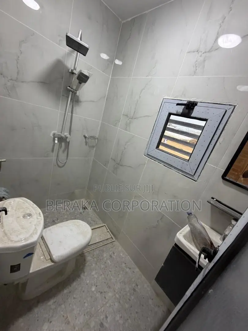 12chbre Duplex dans Beraka Corporation, Cocody à Louer