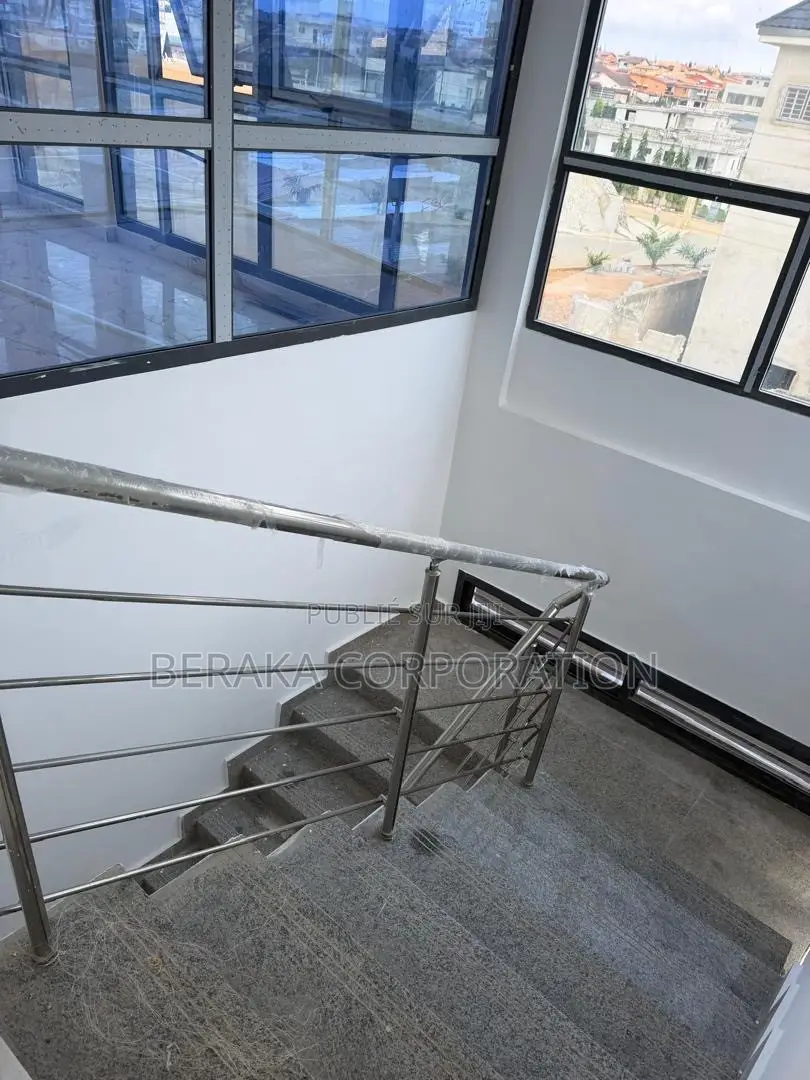 12chbre Duplex dans Beraka Corporation, Cocody à Louer
