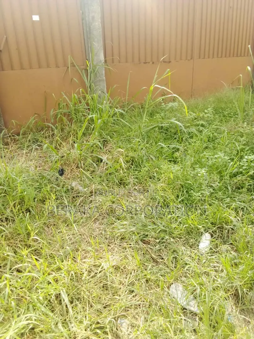  À LOUER – TERRAIN CLÔTURÉ 800 M2  Cocody 7e Tranche  Terrain Clôt