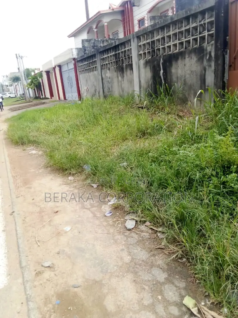  À LOUER – TERRAIN CLÔTURÉ 800 M2  Cocody 7e Tranche  Terrain Clôt